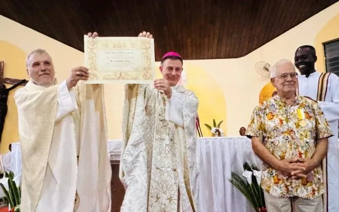 Leigo Missionário Italiano Recebe Medalha do Papa em Moçambique
