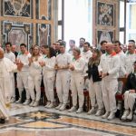 Papa enfatiza o papel do esporte como promotor da paz em encontro com atletas