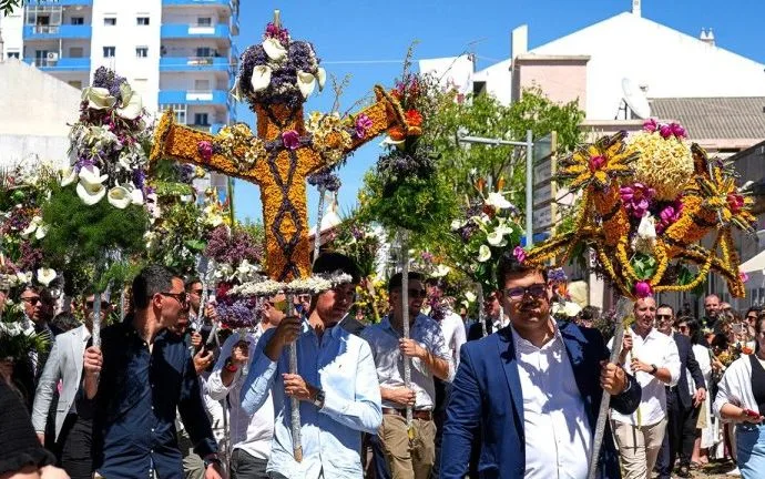 Páscoa das Tochas Floridas reúne multidão no Algarve