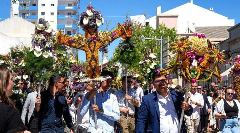 Páscoa das Tochas Floridas reúne multidão no Algarve