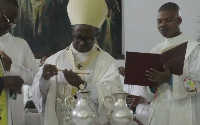 Dom Inácio Saúre pede apoio espiritual a sacerdotes durante Missa Crismal em Nampula