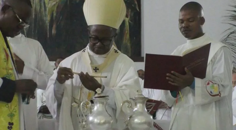Dom Inácio Saúre pede apoio espiritual a sacerdotes durante Missa Crismal em Nampula