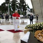Papa Leão XIV é recebido em Argel com mensagens de paz e esperança