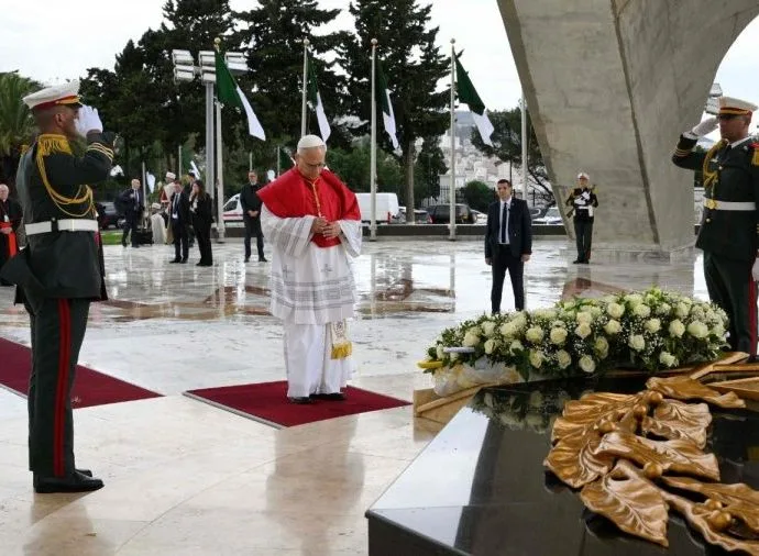 Papa Leão XIV é recebido em Argel com mensagens de paz e esperança