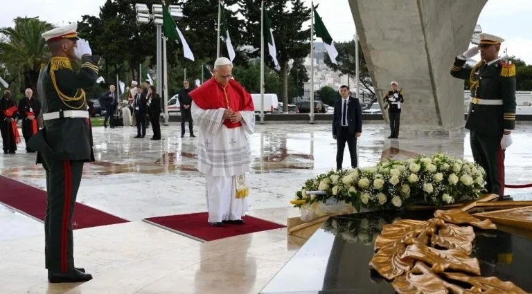 Papa Leão XIV é recebido em Argel com mensagens de paz e esperança