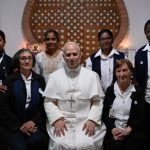 Papa Leão XIV visita centro de acolhimento em Argel