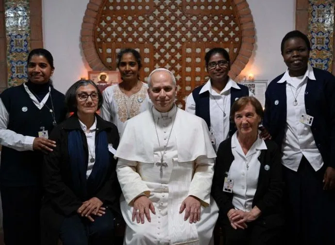 Papa Leão XIV visita centro de acolhimento em Argel
