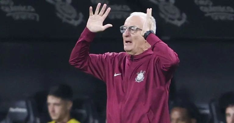 Protestos marcam partida do Corinthians após derrota para o Internacional