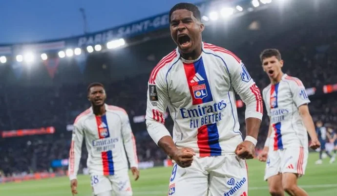 Endrick brilha e marca gol na vitória do Lyon sobre o PSG pelo Campeonato Francês