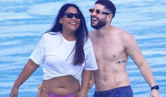 Ex-BBBs Chaiany e Marcelinho são flagrados por paparazzo na praia