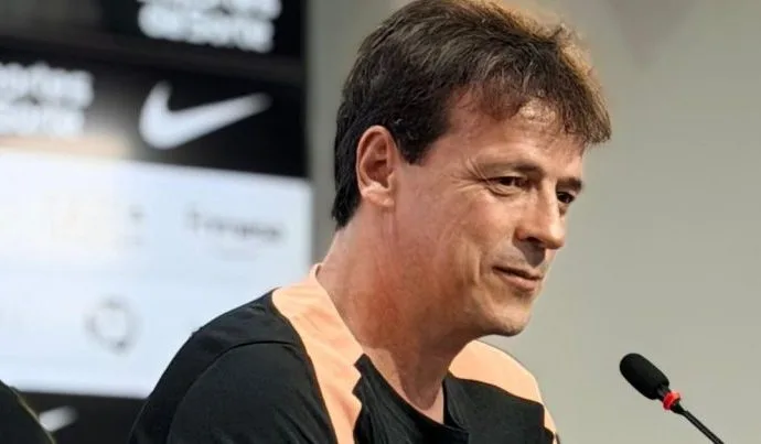 Fernando Diniz é apresentado como novo técnico do Corinthians e fala sobre títulos