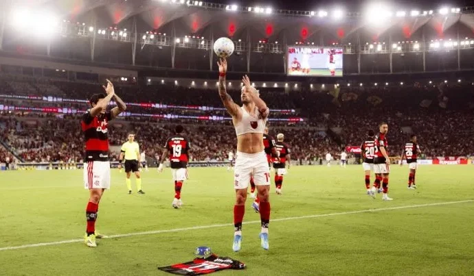 Arrascaeta marca 104 gols pelo Flamengo e presta homenagem a Oscar Schmidt
