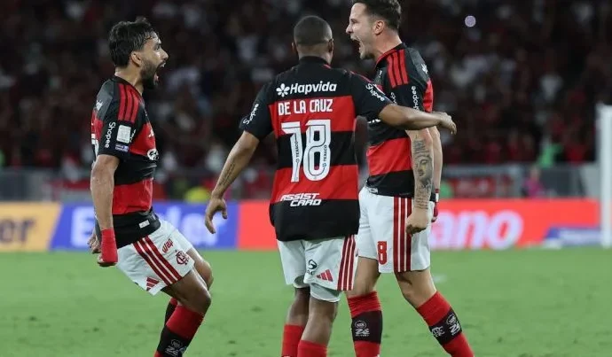 Flamengo vence Bahia, mas Paquetá deixa campo em lágrimas devido a lesão no joelho