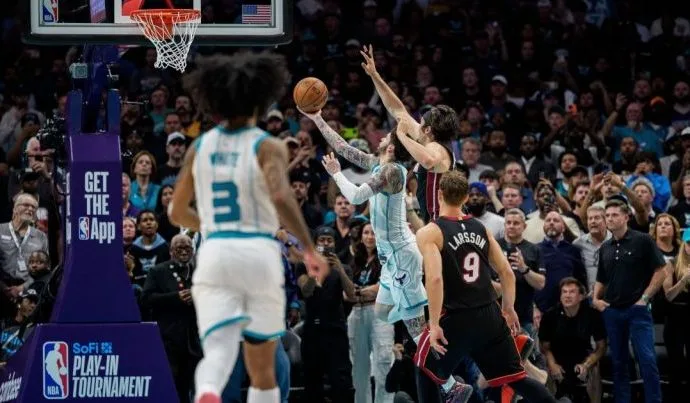 Hornets superam Heat em prorrogação e avançam no play-in da NBA