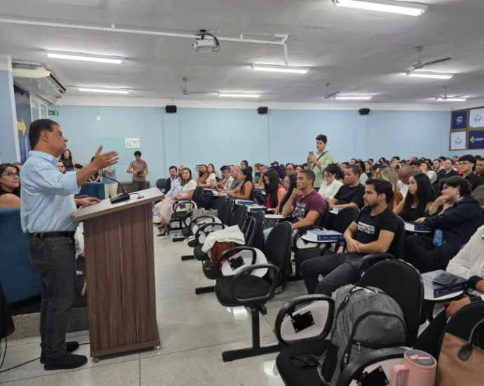 Senador Nelsinho Trad doa Vade Mecum e participa de debates em universidades de Campo Grande