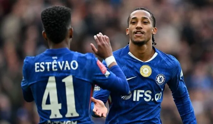 Liam Rosenior elogia Estêvão após goleada do Chelsea na FA Cup