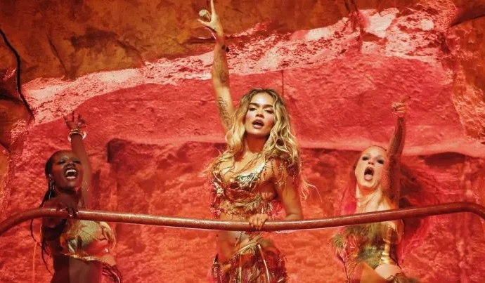 Karol G Brilha no Coachella com Canto em Português e Anúncio de Nova Turnê