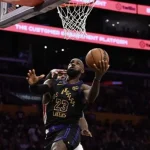 LeBron brilha e Lakers dominam Rockets, abrindo 2 a 0 nos playoffs da NBA