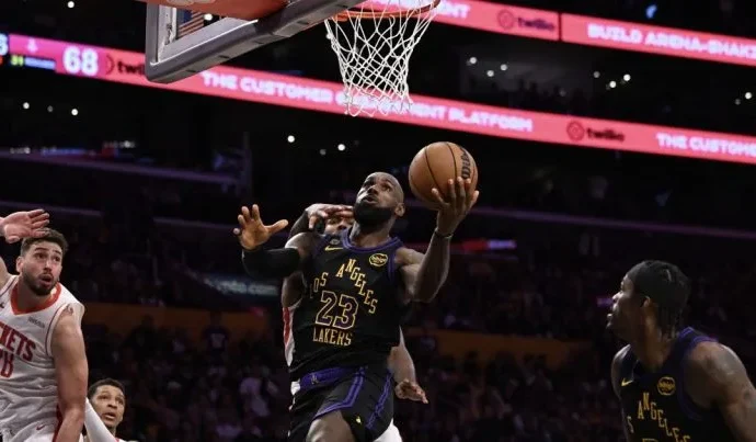 LeBron brilha e Lakers dominam Rockets, abrindo 2 a 0 nos playoffs da NBA