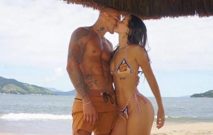 Mel Maia celebra aniversário do namorado com dia de praia no Rio