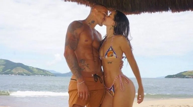 Mel Maia celebra aniversário do namorado com dia de praia no Rio