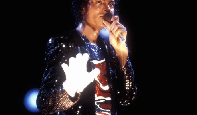 Luva de Cristais de Michael Jackson é Leiloada por Quase R$ 1 Milhão em Paris