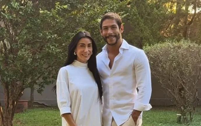Michelle Barros e Shia Phoenix anunciam gravidez nas redes sociais