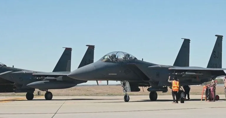 Piloto resgatado no Irã subiu montanha ferido, revela senador americano