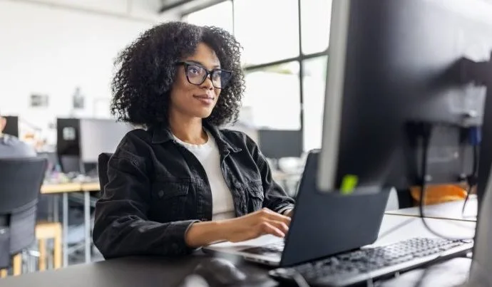 Fly Educação e Itaú oferecem vagas em Data Science para mulheres LGBTQIA+