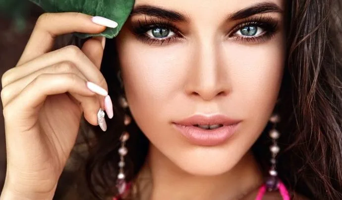 O Retorno do Esfumado Sexy dos Anos 90 na Maquiagem de 2026