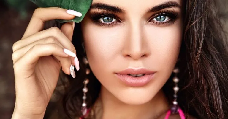 O Retorno do Esfumado Sexy dos Anos 90 na Maquiagem de 2026