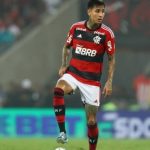 Flamengo aplica multa a Erick Pulgar após expulsão contra o Bragantino