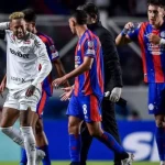Neymar celebra carinho da torcida do San Lorenzo após empate na Sul-Americana