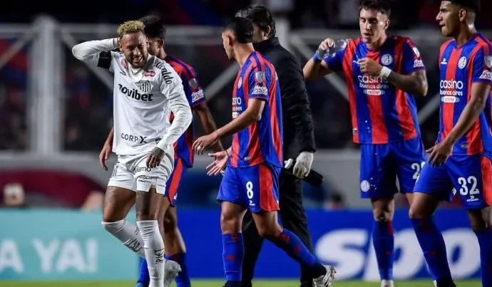 Neymar celebra carinho da torcida do San Lorenzo após empate na Sul-Americana