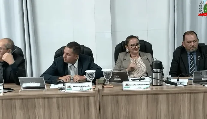 Vereadora causa polêmica com gesto durante sessão em Ubajara, CE