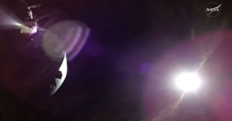 Missão Artemis II: Astronautas Vivenciam Eclipse Solar Através da Lua