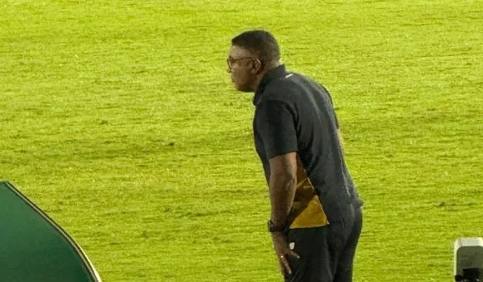 Torcida do São Paulo manifesta descontentamento com Roger Machado antes de jogo contra o Mirassol