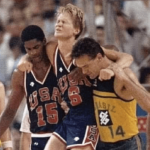 Steve Kerr presta homenagem a Oscar Schmidt antes de partida do Warriors