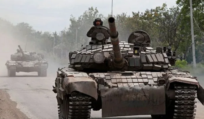 Rússia Declara Vitória em Luhansk, Mas Análises Sinalizam Realidade Divergente