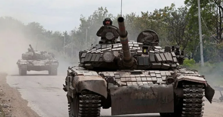 Rússia Declara Vitória em Luhansk, Mas Análises Sinalizam Realidade Divergente