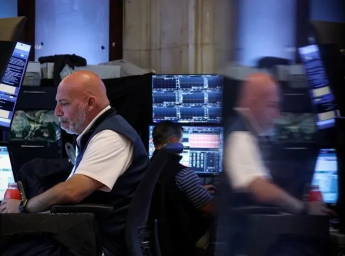 Wall Street encerra dia em leve queda amid novas tensões entre EUA e Irã