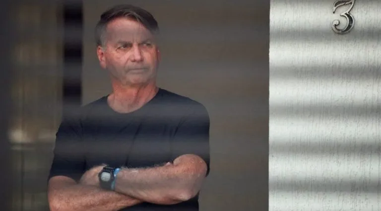Pesquisa Datafolha Indica Apoio à Prisão Domiciliar de Bolsonaro
