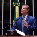 Educação é aposta no futuro, afirma senador Nelsinho Trad em podcast