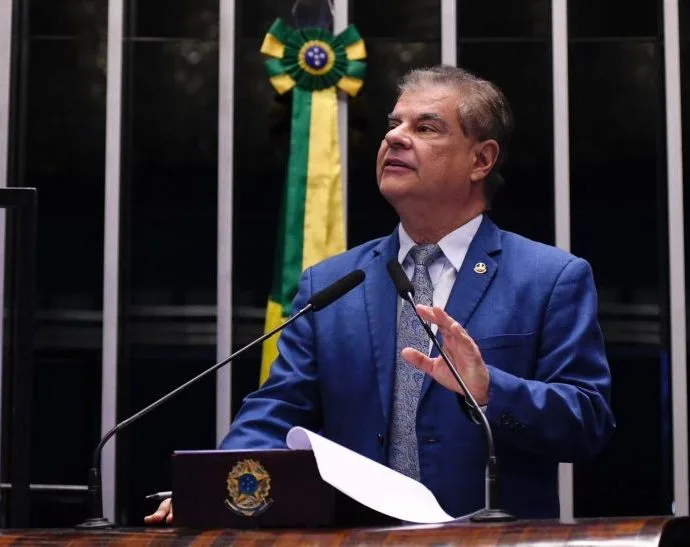 Educação é aposta no futuro, afirma senador Nelsinho Trad em podcast