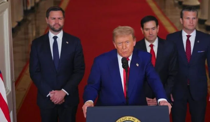 Anne Applebaum critica abandono da democracia por Trump