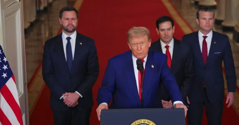 Anne Applebaum critica abandono da democracia por Trump