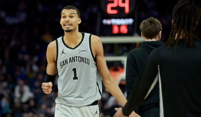Wembanyama brilha e Spurs superam Warriors na NBA