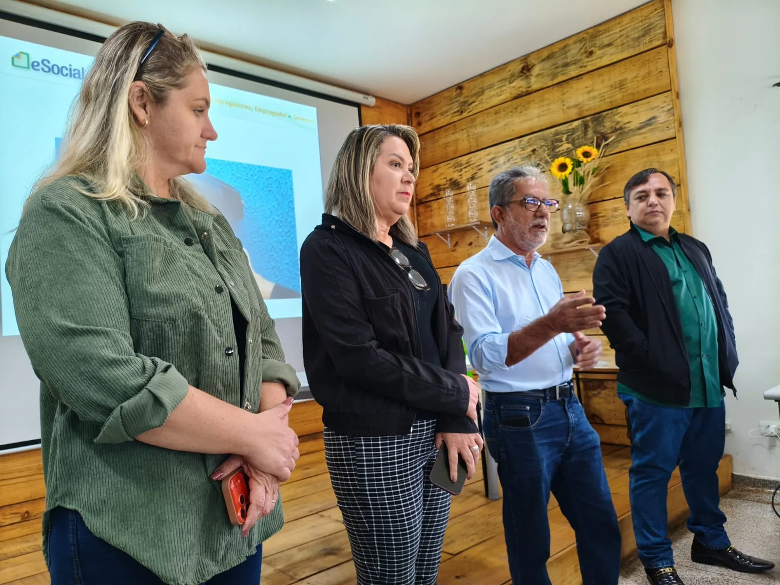 Prefeito de Castilho dá boas-vindas a novos servidores municipais
