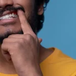 TEM DIABETES E IMPLANTE DENTÁRIO? VEJA SINAIS NA GENGIVA QUE EXIGEM ATENÇÃO