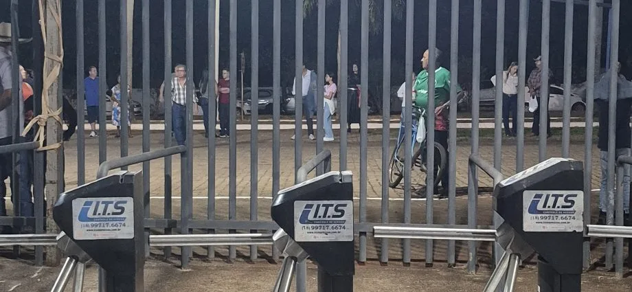 VÍDEO: Público começa a se concentrar na entrada da Festa do Peão em Castilho 2026